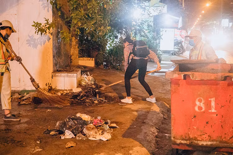 Không chỉ tiếp xúc với những công nhân làm công việc vất vả, các người đẹp còn xắn tay làm cùng.