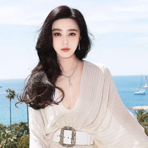 Nhiều người cảm thấy nuối tiếc cho chuyện tình của “nữ hoàng thị phi” trước khi cô bị bắt gặp cùng Lý Thần đi ăn sau khi chia tay. Cả hai chia tay trong hòa bình và vẫn coi nhau là bạn và việc cùng đi ăn là minh chứng rõ nhất.