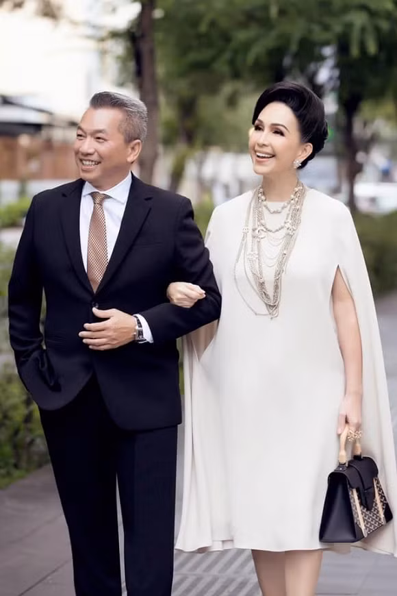 Diem My duoc chong dai gia tang nhan kim cuong 5 ty