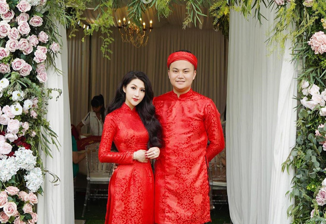 Vân Navy từng chia sẻ cô gặp chồng vào giai đoạn cô đơn, khó khăn nhất trong cuộc đời. Từ một cô gái từng không còn tin vào chuyện tình cảm, không muốn cho ai cơ hội hay bản thân được phép tổn thương thêm một lần nào nữa, Vân Navy đã bị ông xã làm rung động và muốn dành phần đời còn lại bên anh.