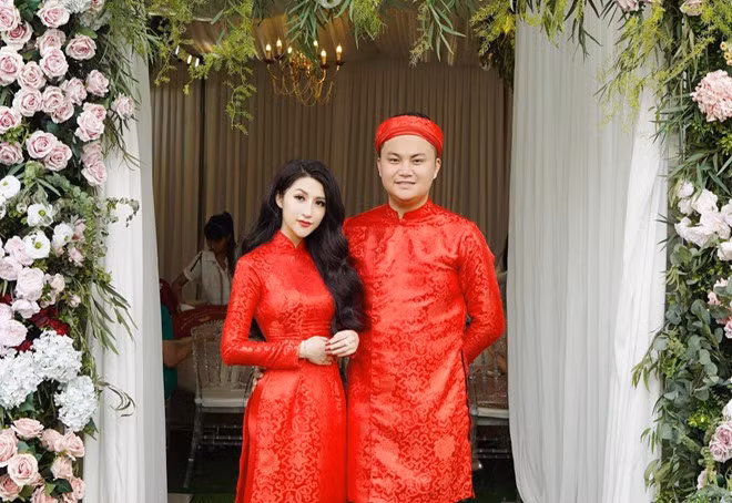 Vân Navy từng chia sẻ cô gặp chồng vào giai đoạn cô đơn, khó khăn nhất trong cuộc đời. Từ một cô gái từng không còn tin vào chuyện tình cảm, không muốn cho ai cơ hội hay bản thân được phép tổn thương thêm một lần nào nữa, Vân Navy đã bị ông xã làm rung động và muốn dành phần đời còn lại bên anh.