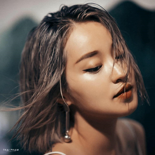 Nguyễn Mi Vân (31 tuổi) là gương mặt quen thuộc với giới trẻ Việt thời điểm 2005-2006. Cô nổi lên như một "hiện tượng" nhờ gương mặt xinh đẹp, đôi mắt to tròn cùng cặp má lúm đồng tiền duyên dáng. Năm 2010, khi vừa tốt nghiệp khoa Piano, Học viện Âm nhạc Quốc gia, Mi Vân "theo chồng bỏ cuộc chơi" và vào TP.HCM sinh sống.