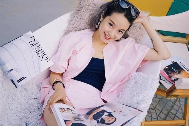 Sáng 3/5 vừa qua, Mi Vân hạ sinh đứa con thứ hai, đặt tên là Hoàng Chu Ân. Sau cuộc hôn nhân đổ vỡ, nhiều người hâm mộ hy vọng hot girl đời đầu tìm được hạnh phúc cho mình. Cô từng chia sẻ với Zing.vn khi nào có thông tin chính thức về đám cưới sẽ thông báo cho người hâm mộ.