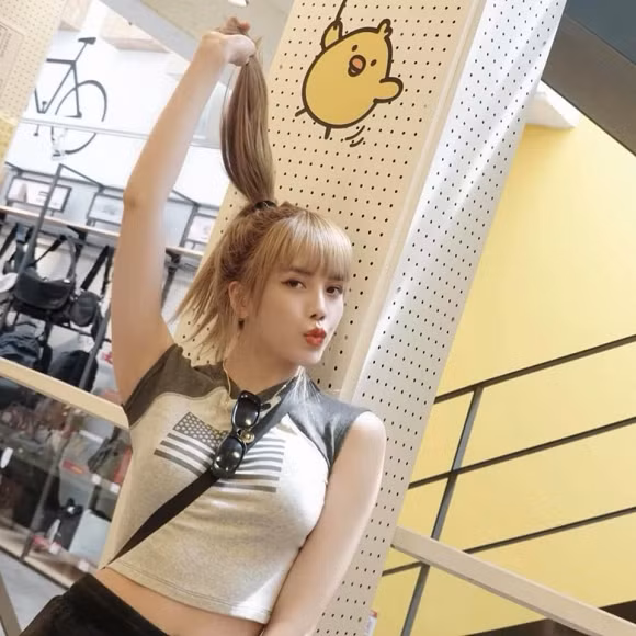 Sở dĩ có nghi ngờ này là vì fans nhận ra Thiều Bảo Trâm đang có chuyến đi Hàn Quốc thông qua những hình ảnh mà cô đăng tải.