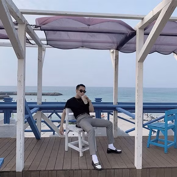 Vào tối 23/8 vừa qua, Sơn Tùng M-TP đã đăng tải hình ảnh của bản thân chụp ở Hàn Quốc trên Instagram. Nam ca sĩ chia sẻ cảm xúc khi quay lại đất nước này sau 2 năm: "A place which is very special to me. One of the locations I shot my previous music video" (Tạm dịch: Nơi rất đặc biệt đối với tôi. Một trong những địa điểm mà tôi đã quay video âm nhạc trước đây của mình).