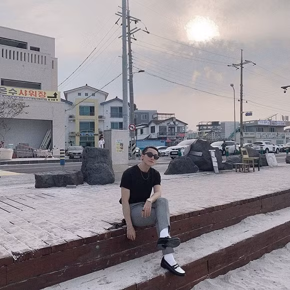 Nhiều fan lẫn cư dân mạng dành không ít lời ngợi khen cho nhan sắc cũng như gu thời trang ngày càng thăng hạng của nam ca sĩ.