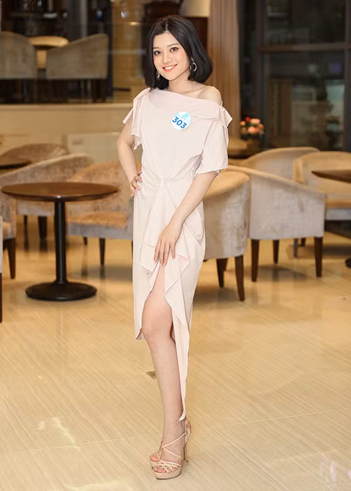 Nguyễn Thị Thúy Hiền chọn thiết kế cắt xẻ khoe nét quyến rũ.