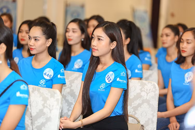 Thi sinh Miss World Viet Nam hoi tu khoe nhan sac rang ro