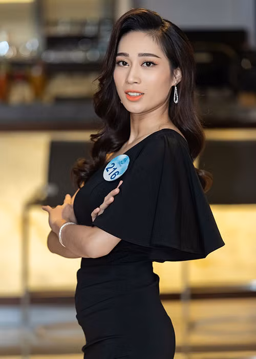 Các cô gái diện đầm quyến rũ, khoe lợi thế cơ thể.