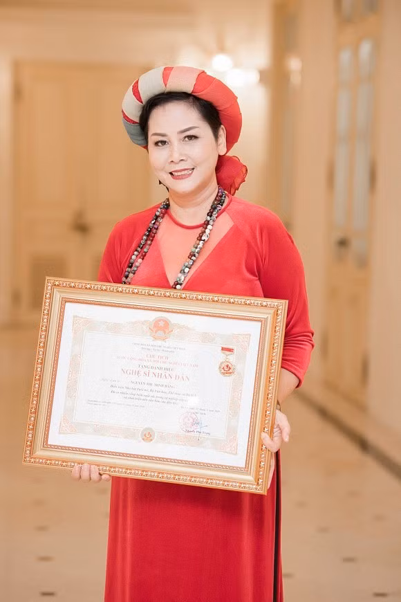 Nghe si Minh Hang bi nga gay tay phai bo bot van hai huoc-Hinh-2