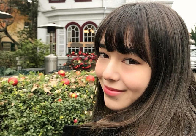 10X nói thêm, bên cạnh việc học cô còn làm người mẫu ảnh và có công ty quản lý riêng khoảng một năm nay. "Tôi muốn trở thành một người mẫu có tiếng nói và sử dụng khả năng giao tiếp của mình để truyền tải những thông điệp với thế giới", Malika thổ lộ.