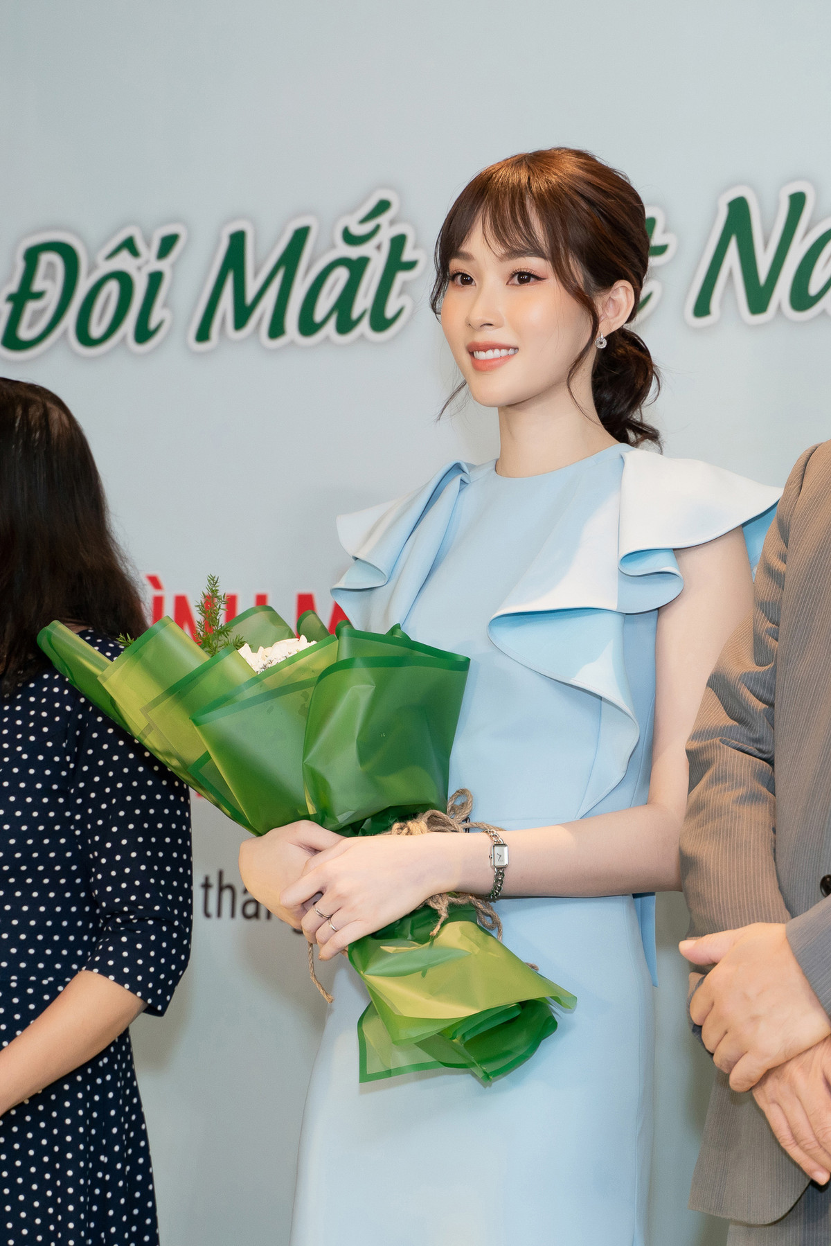 Trong lần xuất hiện này, ngoài vẻ đẹp đằm thắm, Đặng Thu Thảo còn gây bất ngờ với vóc dáng thon gọn "mình hạc xương mai".