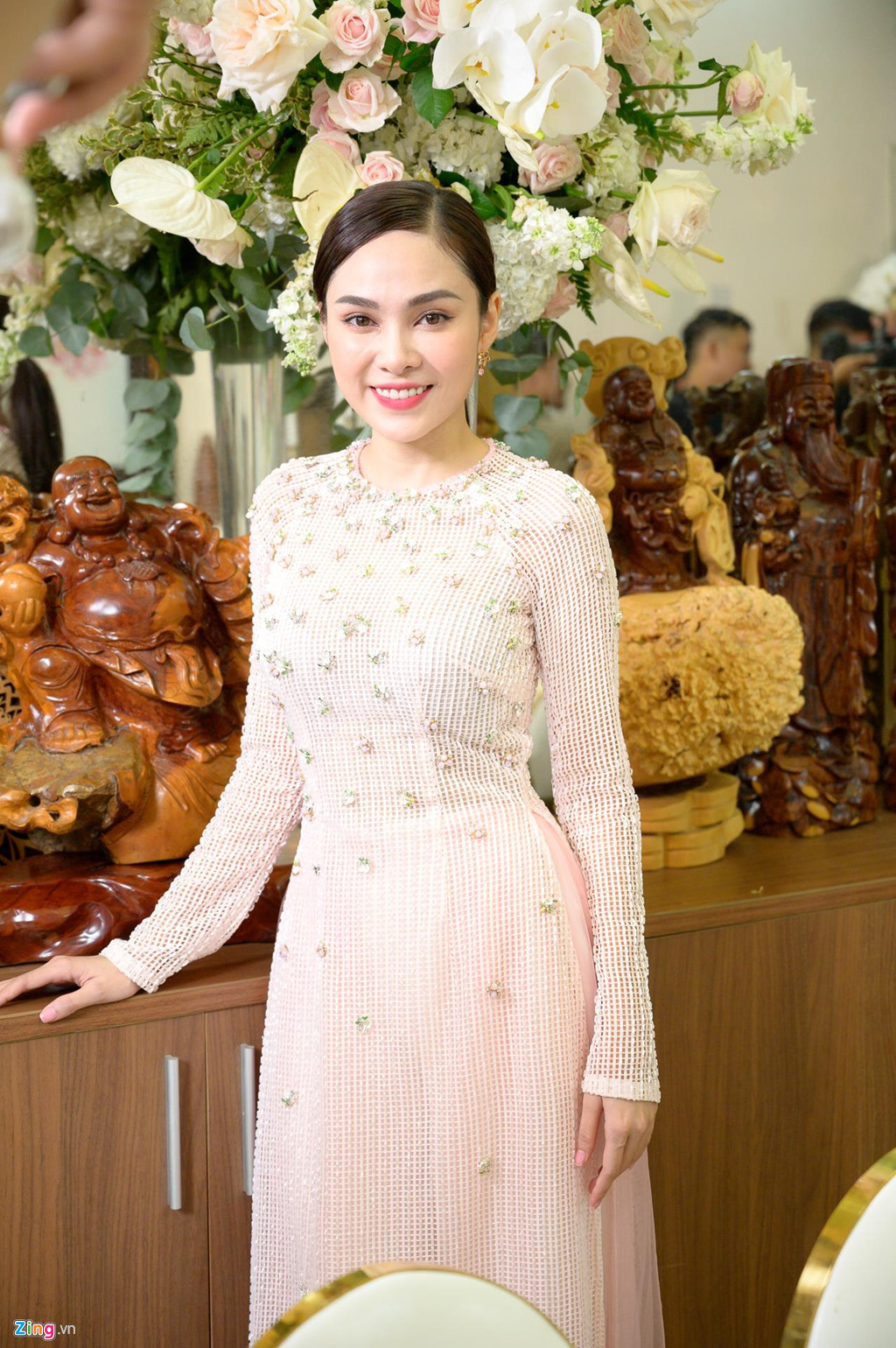 Chị gái cô dâu - trưởng nhóm S-Girls Lưu Hiền Trinh - tươi tắn trong trang phục áo dài màu hồng nhạt. Giọng ca 28 tuổi là bạn lâu năm của nhạc sĩ Dương Khắc Linh, cũng là một trong những người luôn nhiệt tình ủng hộ mối quan hệ giữa hai người.