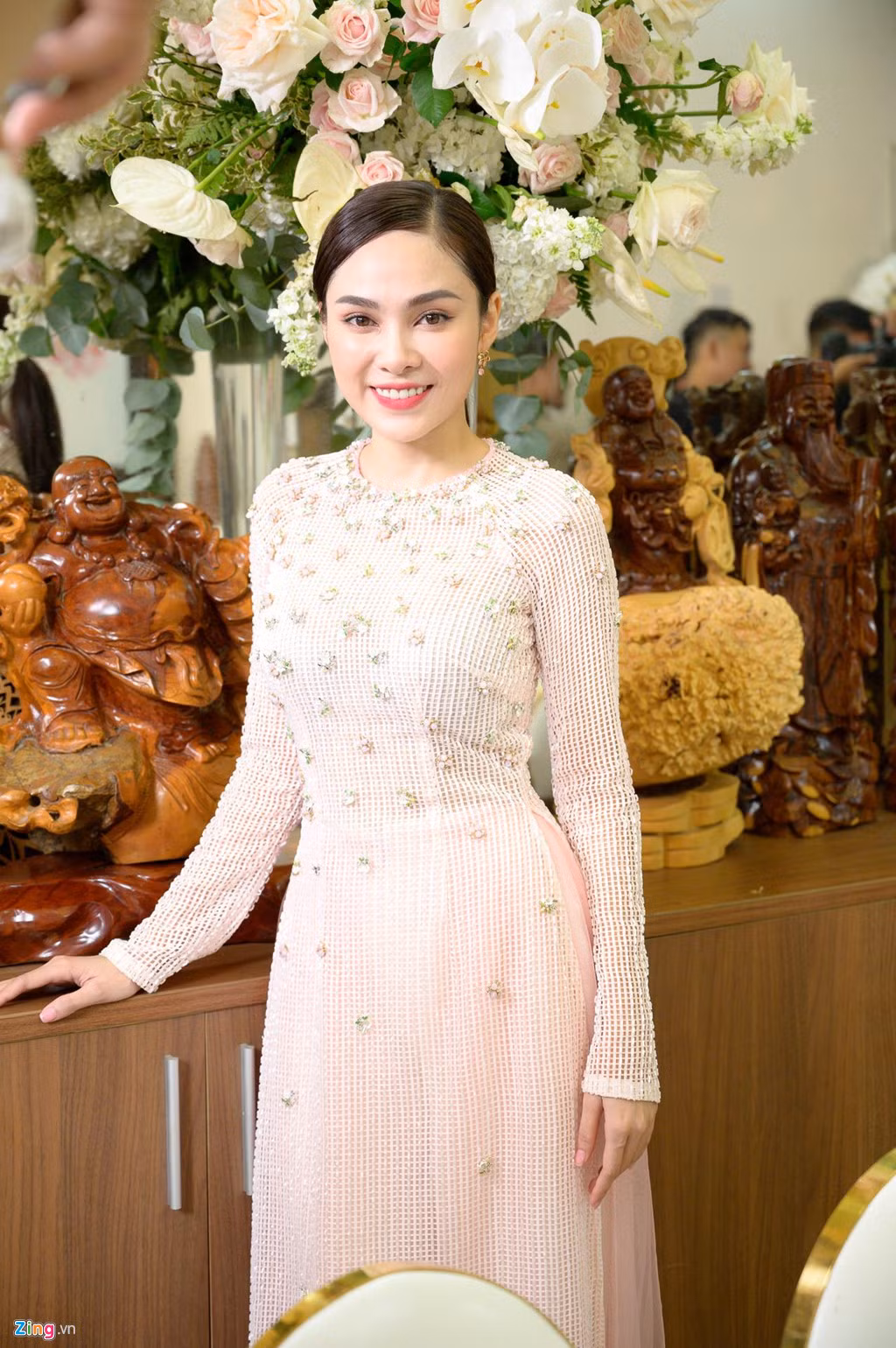 Chị gái cô dâu - trưởng nhóm S-Girls Lưu Hiền Trinh - tươi tắn trong trang phục áo dài màu hồng nhạt. Giọng ca 28 tuổi là bạn lâu năm của nhạc sĩ Dương Khắc Linh, cũng là một trong những người luôn nhiệt tình ủng hộ mối quan hệ giữa hai người.