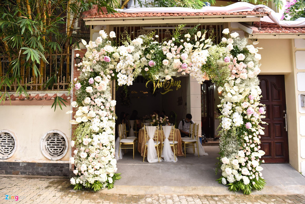 Cổng nhà cô dâu cũng được trang trí với rất nhiều hoa tươi màu trắng. Việc chuẩn bị đã hoàn tất từ sáng sớm nên gia đình Sara Lưu khá thảnh thơi. Khoảng 9h, không gian lễ ăn hỏi vẫn chưa quá sôi động, chỉ có vài người thân phía nhà gái xuất hiện.