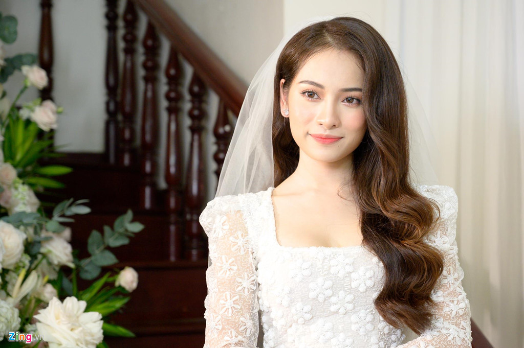 Cô dâu Sara Lưu đã trang điểm hoàn thiện, khoe vẻ đẹp nữ tính, dịu dàng. Cô kém nhạc sĩ Dương Khắc Linh 13 tuổi, quen biết anh khi tham gia chương trình Giai điệu chung đôi vào đầu năm 2018. Trước đó, nữ ca sĩ từng tiết lộ chỉ 6 tháng sau khi yêu, cô đã nghĩ đến chuyện kết hôn.