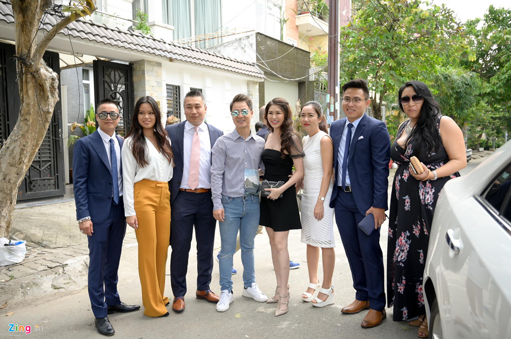 Vợ chồng Đăng Khôi - Thủy Anh cũng có mặt trong đoàn xin dâu. Nam ca sĩ người Hà Nội là người em thân thiết, gắn bó nhiều năm với Dương Khắc Linh. Sản phẩm âm nhạc mới nhất của Đăng Khôi - Định mệnh anh yêu em - cũng là sáng tác của nhạc sĩ 39 tuổi. Ca khúc nhằm bày tỏ tình cảm với vợ chưa cưới Sara Lưu.