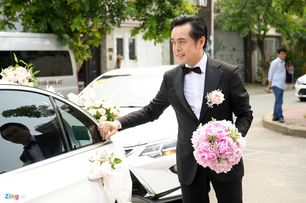 Dương Khắc Linh diện trang phục suit cổ điển, lịch lãm. Xuất hiện trước ống kính phóng viên, nhạc sĩ 39 tuổi tỏ ra hồi hộp trong lúc chỉnh trang diện mạo, chuẩn bị bước vào nhà cô dâu.