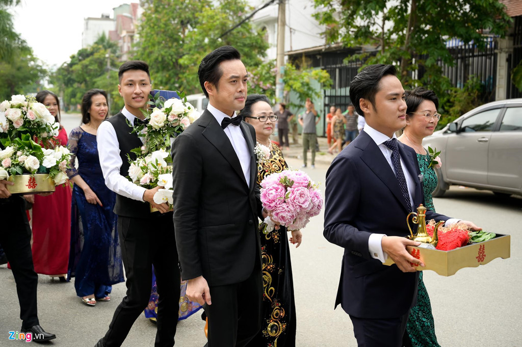 Dương Khắc Linh được biết tới là người yêu chiều bạn gái. Anh thường xuyên đưa cô đi du lịch, nấu ăn và chiều theo mọi sở thích của nữ ca sĩ. Đám cưới giữa hai người đều theo ý nguyện của cô dâu, từ đến Hàn Quốc chụp hình tới lựa chọn tông màu trắng để trang trí chủ đạo.