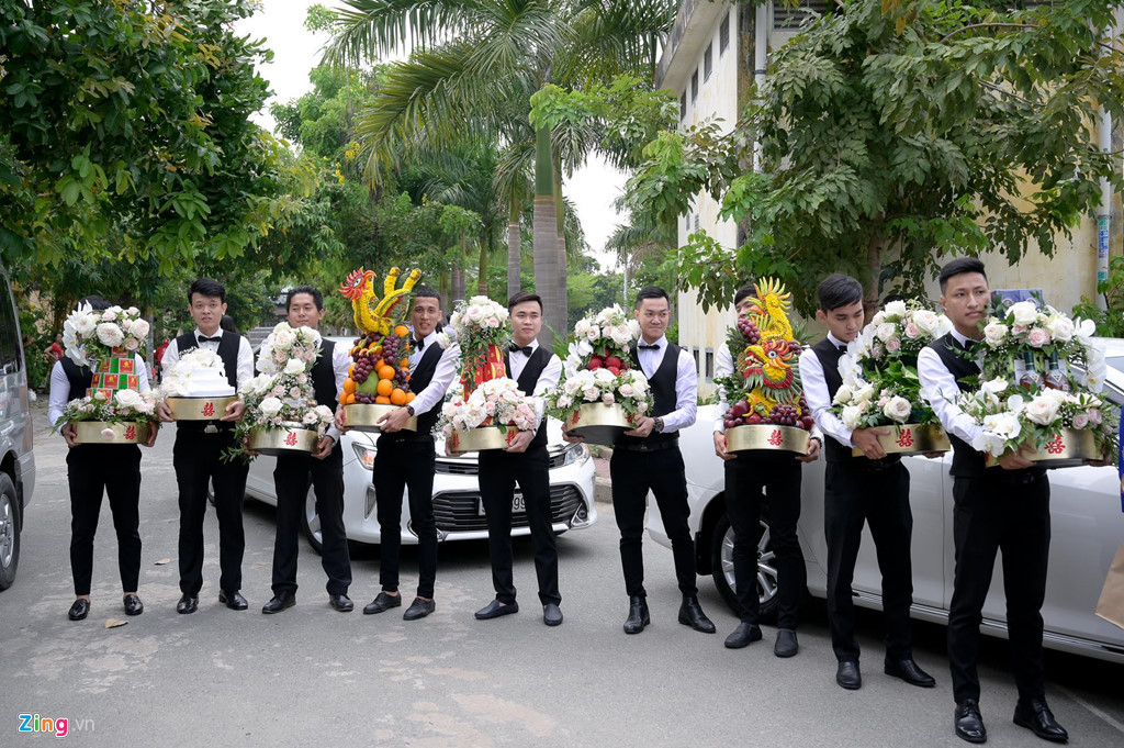 Dương Khắc Linh mang tới khá nhiều sinh lễ. Trang phục của dàn phụ bưng mâm quả cũng được chọn đồng bộ, chỉn chu và đẹp mắt.