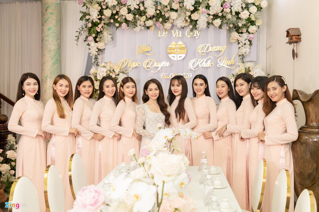 Theo chia sẻ từ phía Sara Lưu, gia đình chú rể sẽ có mặt tại nhà cô dâu vào lúc 10h sáng. Lễ rước dâu sẽ diễn ra vào 13h và tiệc cưới Dương Khắc Linh được tổ chức vào 18h cùng ngày.