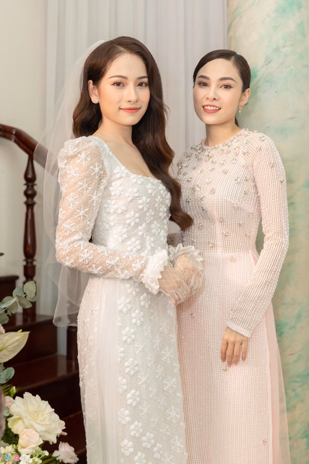 Trong cuộc trò chuyện với Zing.vn, trước cuộc thi Giai điệu chung đôi, Sara Lưu chia sẻ Dương Khắc Linh không hề biết đến sự tồn tại của cô dù anh chơi thân với chị gái Hiền Trinh. Theo Sara Lưu, cô bị chị gái "giấu" khá kỹ. Gần đây, trên trang cá nhân, nhạc sĩ Dương Khắc Linh chia sẻ việc phải gọi người bạn thân thiết bằng chị vợ có chút lạ lẫm.