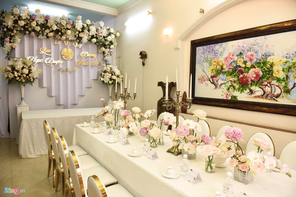 Phía trong căn nhà riêng của nữ ca sĩ Sara Lưu, bàn tiệc và nội thất được trang trí kỹ lưỡng từ sớm. Đồ dùng trang trí được lựa chọn theo phong cách châu Âu, tạo cảm giác đơn giản nhưng không kém phần sang trọng.