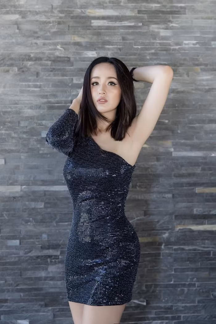 Một bộ đầm lệch vai ánh kim khác được Hoa hậu Mai Phương Thúy tận dụng nhằm khoe dáng triệt để khi là ban giám khảo của cuộc thi Miss World Việt Nam 2019.