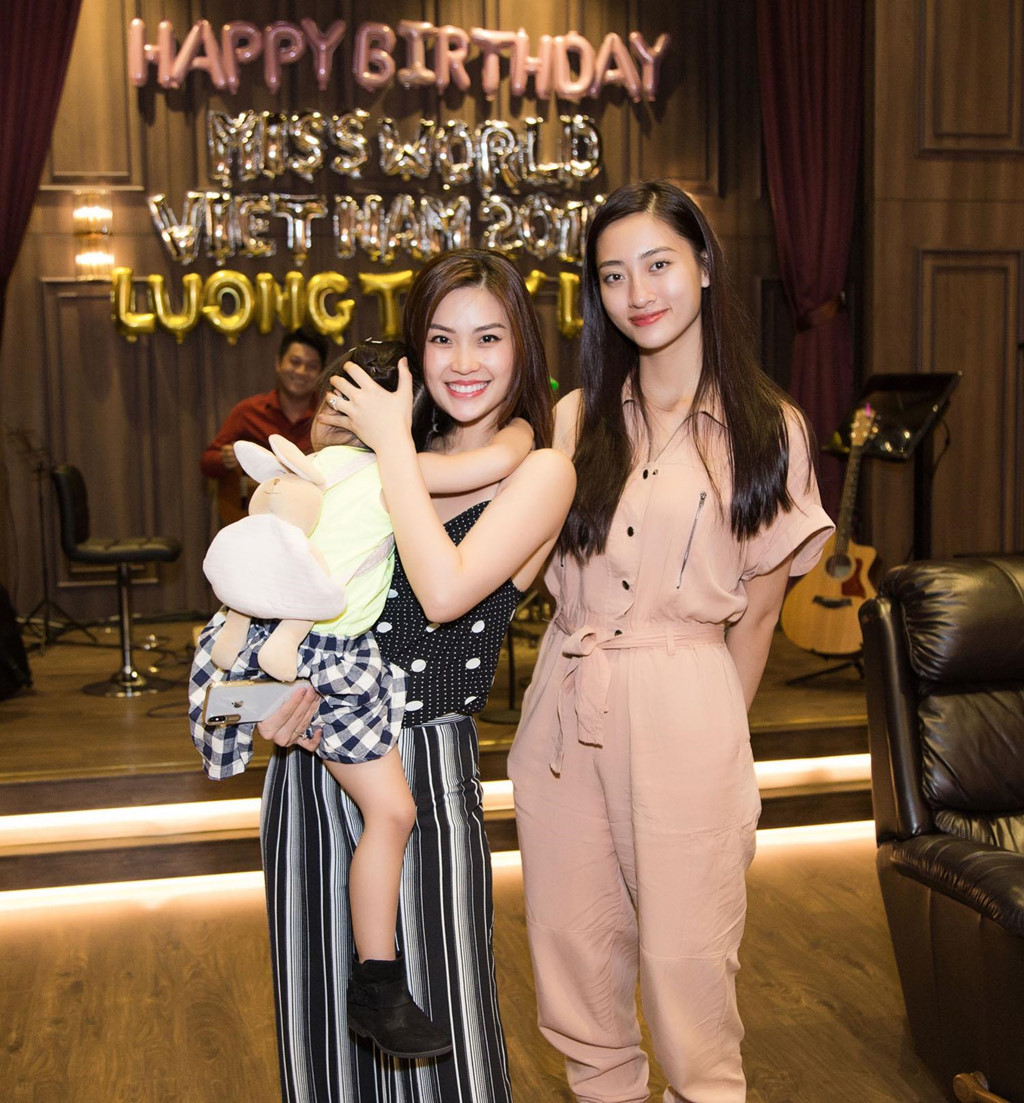 Á hậu Diễm Trang cùng con gái đến chung vui bữa tiệc sinh nhật tuổi 19 của Lương Thùy Linh. Bà mẹ một con cũng chọn trang phục tối giản, chỉ trang điểm nhẹ.