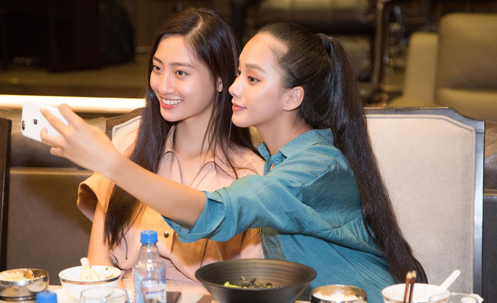 Nguyễn Thị Bích Thùy - top 10 Hoa hậu Thế giới Việt Nam, đồng thời cũng là cô gái đoạt giải phụ mặc áo dài đẹp - chụp ảnh kỷ niệm với Lương Thùy Linh. Trong những ngày sắp tới, Thùy Linh sẽ trở về quê nhà Cao Bằng.