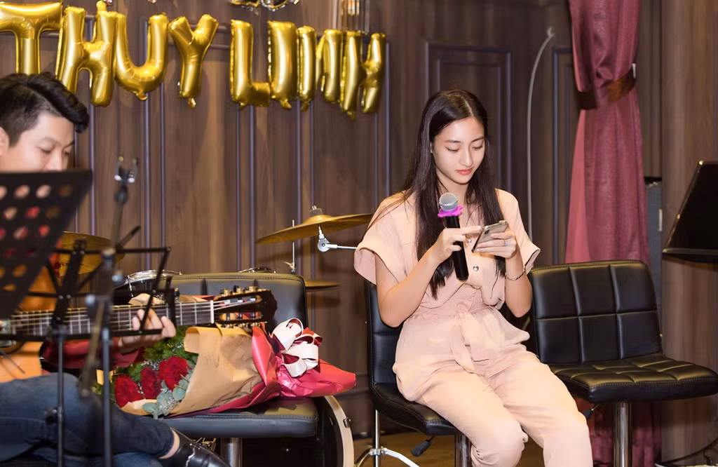 Tại tiệc sinh nhật, Thùy Linh "khoe" giọng hát bằng một ca khúc tiếng Anh theo phong cách acoustic. Cả ba người đẹp của Miss World Vietnam 2019 - Thùy Linh, Tường San, Kiều Loan - đều có năng khiếu ca hát.