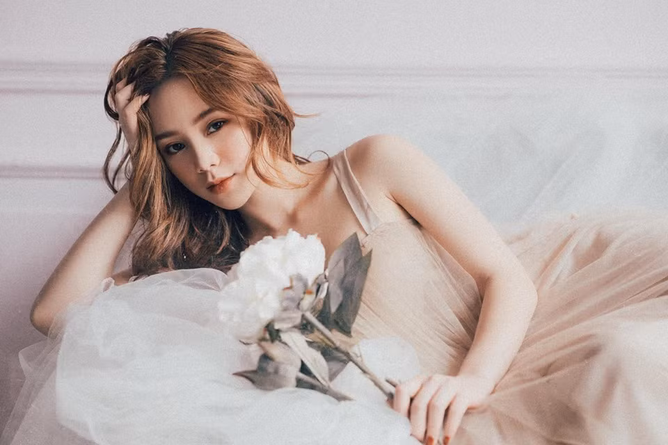 Các tập gần đây, khi nhân vật Nguyệt Anh ngày càng lộ mặt, Quỳnh Kool bị phản ứng dữ dội khiến cô phải viết lên trang cá nhân hơn 400 nghìn người theo dõi: "Thôi đừng chửi tôi nữa.... Tôi sai rồi. Đạo diễn anh ơi, em khoá Facebook đây". Đạo diễn Bùi Quốc Việt không những không an ủi diễn viên của mình mà còn hài hước viết: "Đáng đời quân gian ác. Công nhận đáng ghét thật. Yên tâm còn bị chửi nhiều".