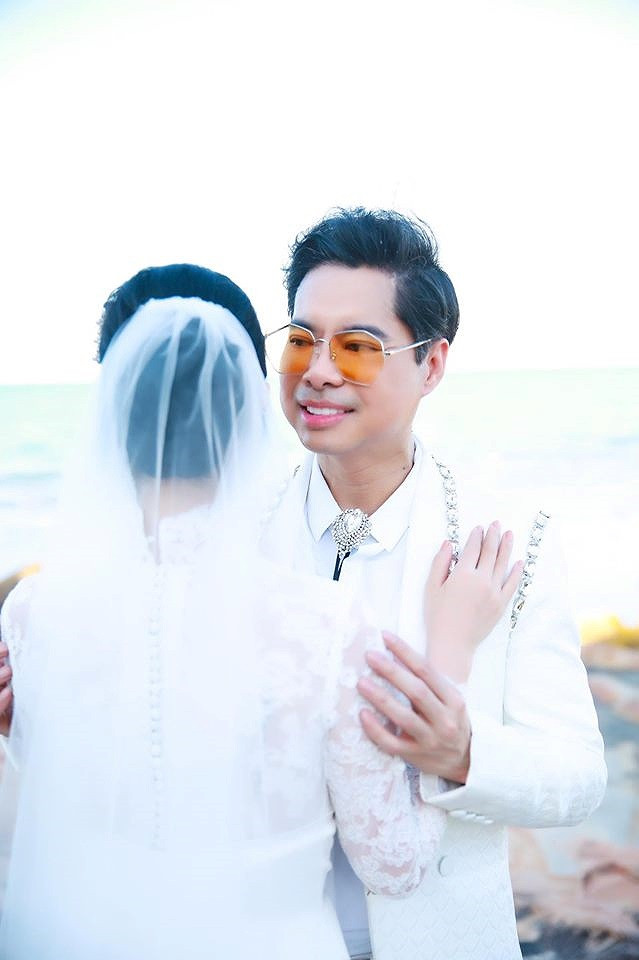 Trước sự tò mò của người hâm mộ, Ngọc Sơn giữ im lặng và không bật mí về danh tính cô dâu.