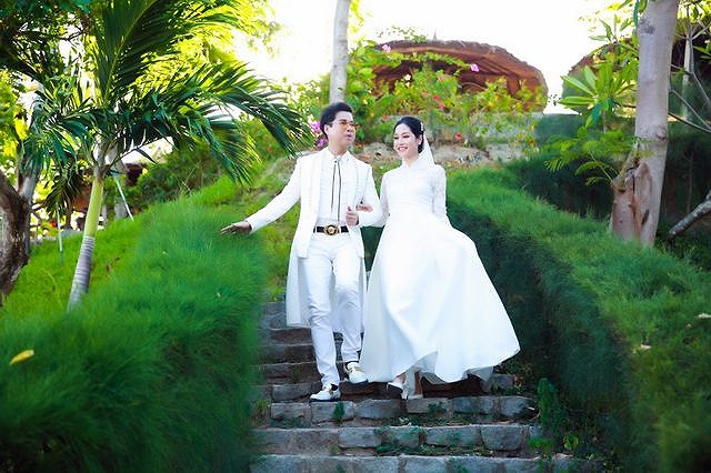 Ca sĩ Ngọc Sơn chia sẻ, anh quan niệm ngày cưới là một ngày thiêng liêng, trọng đại, là ngày hạnh phúc của không chỉ tình yêu đôi lứa mà còn của hai bên gia đình, của tình thân, tình bạn.