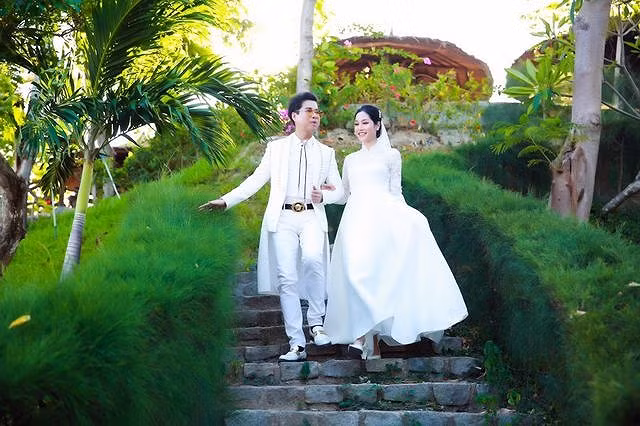 Ca sĩ Ngọc Sơn chia sẻ, anh quan niệm ngày cưới là một ngày thiêng liêng, trọng đại, là ngày hạnh phúc của không chỉ tình yêu đôi lứa mà còn của hai bên gia đình, của tình thân, tình bạn.