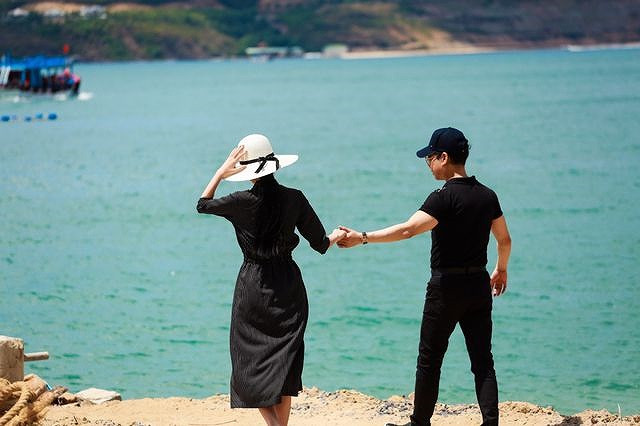 Những cảnh quay diễn ra tại Nha Trang - nơi từng xuất hiện trong giấc mơ của Ngọc Sơn, mang đầy đủ những ước nguyện của anh về một cuộc sống tràn đầy yêu thương và hạnh phúc. Xem video "Ngọc Sơn tiết lộ bí quyết trở thành ông hoàng nhạc sến". Nguồn VTC14: