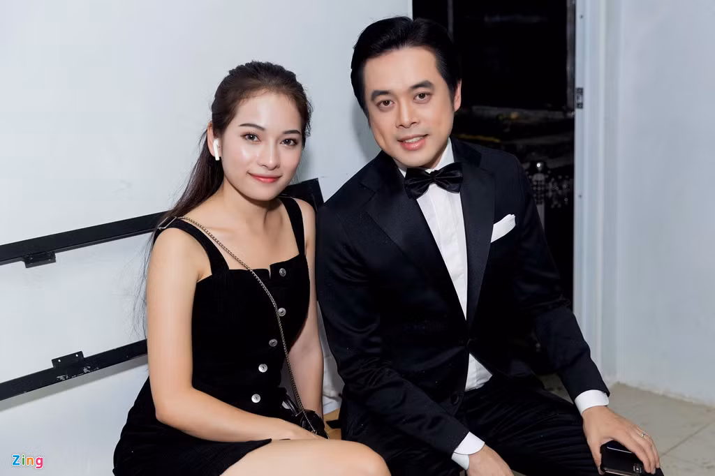 Sara Lưu theo sát Dương Khắc Linh trong buổi ghi hình. Cô chăm chút cho chồng từ việc trang điểm tới trang phục. Nhạc sĩ chia sẻ việc có vợ đồng hành giúp anh an tâm hơn. Dương Khắc Linh tâm sự trước buổi ghi hình, vợ anh có nhắc nhở việc nói chuyện tiết chế, tránh bị lố trên sóng truyền hình.