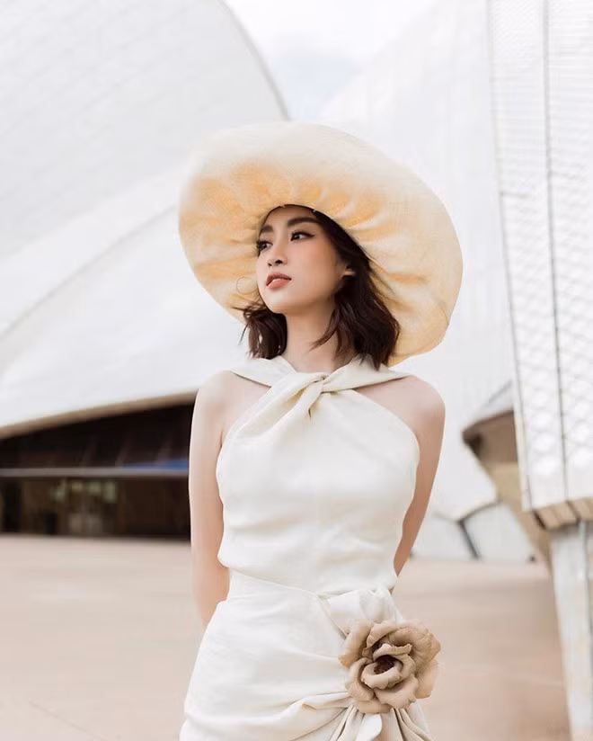 Một lần khác, Hoa hậu Việt Nam 2016 trích dẫn câu nói bằng tiếng Anh: "Take my hand, take my whole life too" (Hãy nắm lấy tay em, cùng nhau đi đến cuối cuộc đời). Khi đọc những dòng này, nhiều khán giả đồn đoán Mỹ Linh đang có tình yêu đẹp nhưng chưa công khai.