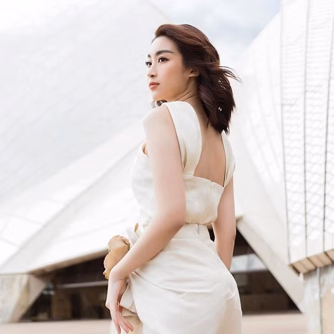 Mỹ Linh tâm sự cô không phải người thích sự an toàn nhàm chán, nhưng việc giữ hình ảnh là điều cần thiết. Sau ba năm lên ngôi hoa hậu, cô gần như không vướng scandal ầm ĩ nào.