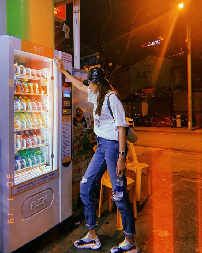 Thanh Hằng hóa thân thành nàng tomboy với phong cách bụi bặm thường thấy. Cô có nhiều giày sneakers hàng hiệu, mũ nồi cá tính trong bộ sưu tập trang phục street style của mình.