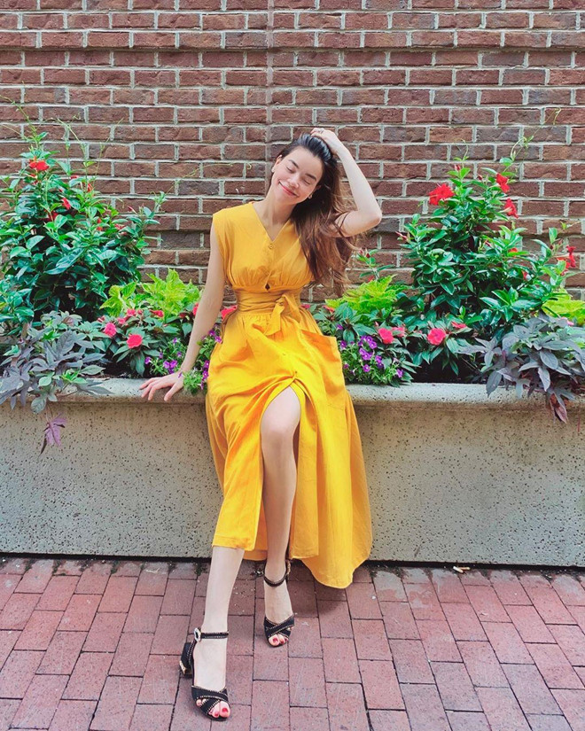 Lối make up nhẹ nhàng, chỉ dùng màu môi tự nhiên và ít màu má hồng, giúp ca sĩ Hồ Ngọc Hà có nhan sắc luôn tươi tắn, thu hút.