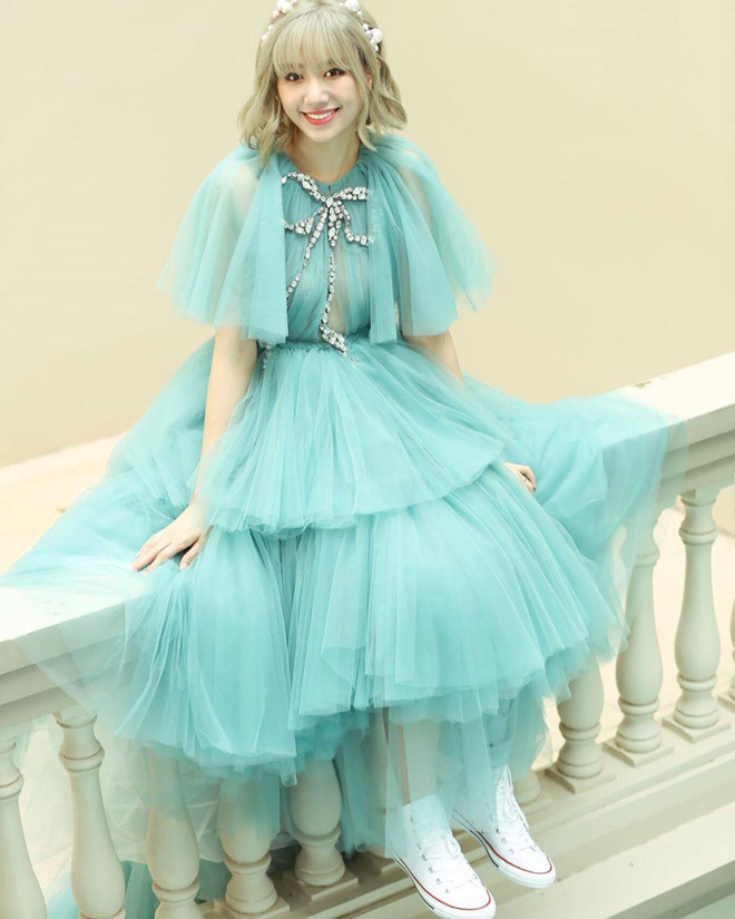 Hari Won cũng vừa có màn "cưa sừng làm nghé" thành công với tạo hình đầy mới mẻ trong MV It's you. Phần lớn dân mạng nhận xét nữ ca sĩ trông xinh xắn và tươi trẻ khi nhuộm tóc màu bạch kim, mặc váy lụa xanh ngọc như công chúa.