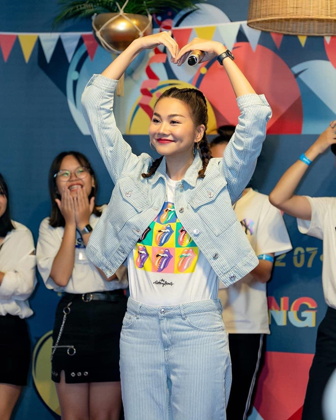 Khác xa hình ảnh quý phái trên sàn catwalk, Thanh Hằng ngoài đời thích ăn mặc đơn giản với quần jeans, áo thun, mang giày bệt. Đặc biệt, người mẫu 8X thường xuyên xuất hiện với mái tóc tết đáng yêu.