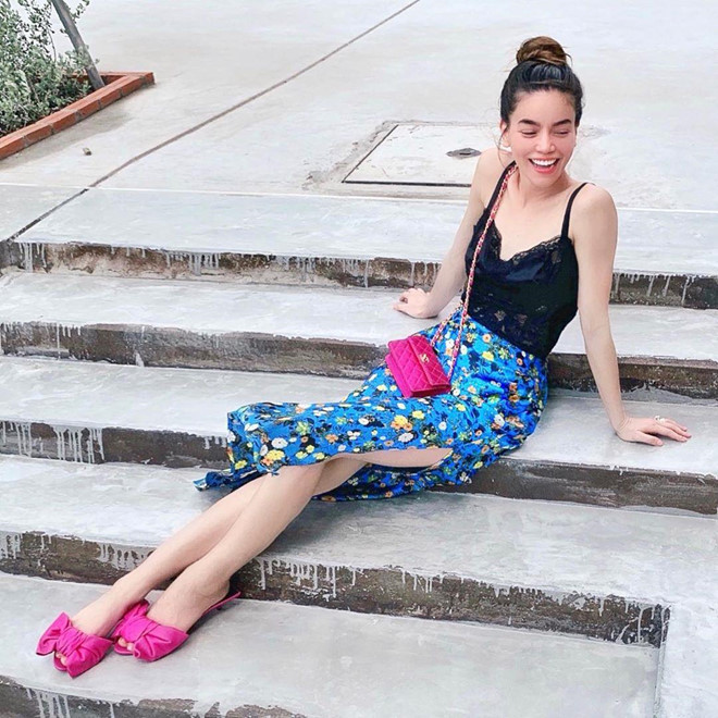 Trên Instagram, bạn gái Kim Lý thường xuyên đăng tải hình ảnh mặc đồ tôn dáng. Nhiều người hâm mộ cho rằng Hà Hồ đang trong giai đoạn "hồi teen" vì cô gần đây rất vui vẻ, mặc trang phục nữ tính và nhí nhảnh.