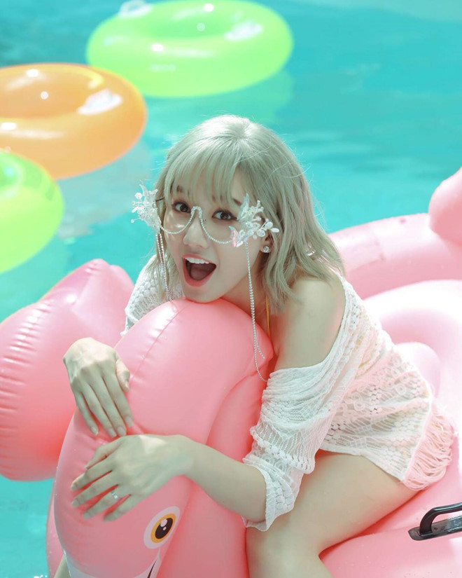 Chưa dừng lại ở đó, ca sĩ người Hàn Quốc còn sử dụng vòng tay, bờm tóc và mắt kính họa tiết để tăng thêm vẻ sành điệu. Hari Won sinh năm 1985, hiện tại đã 34 tuổi.