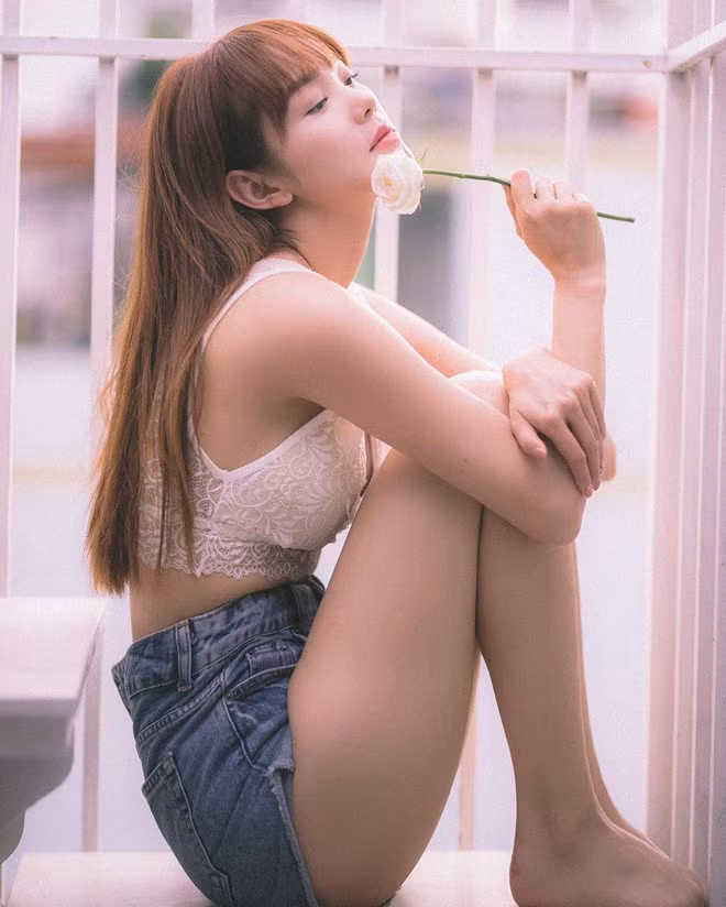 Cách đây ít ngày, trên trang cá nhân, Minh Hằng đăng ảnh trang điểm nhẹ, mặc bra top ren gợi cảm. Cô chú thích: "Thanh xuân rực rỡ của tôi" và được dân mạng khen "đẹp tựa thiếu nữ", "đẹp thuần khiết quá"...