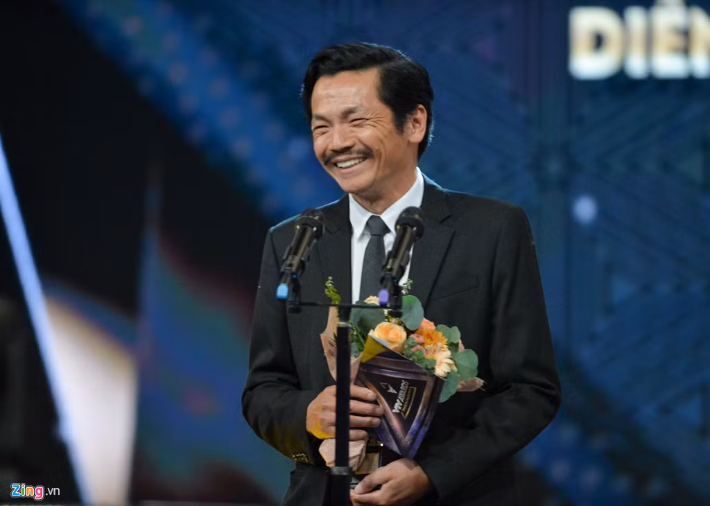 Không nằm ngoài dự đoán, giải thưởng Nam diễn viên ấn tượng thuộc về NSND Trung Anh với vai diễn bố Sơn trong bộ phim Về nhà đi con. Vai diễn ông bố đã để lại ấn tượng mạnh trong lòng khán giả và người hâm mộ. Chia sẻ cảm xúc sau khi nhận cúp VTV Awards 2019, nghệ sĩ Trung Anh nói: "Bộ phim Về nhà đi con nhận được sự ủng hộ nhiệt tình của khán giả chính là niềm hạnh phúc lớn nhất của tôi. Khi tham gia bộ phim này, tôi không nghĩ đến giải thưởng mà làm vì đam mê".