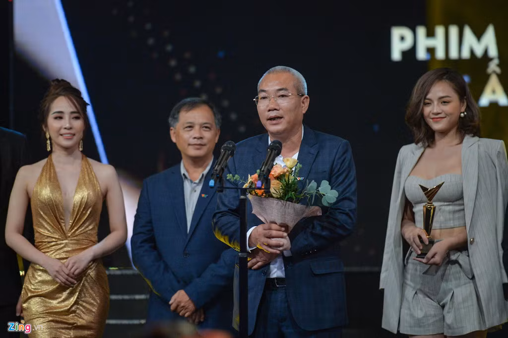 Đạo diễn Nguyễn Danh Dũng - đại diện ê-kíp bộ phim xúc động chia sẻ: “Tôi xin được gửi lời cám ơn tới lãnh đạo Trung tâm sản xuất phim truyền hình, đài Truyền hình Việt Nam đã trao cơ hội cho chúng tôi làm phim Về nhà đi con. Cám ơn khán giả đã ủng hộ bộ phim trong thời gian qua”. Chiến thắng của Về Nhà Đi Con là xứng đáng cho công lao của cả ê-kíp, từ đạo diễn đến biên kịch, cho đến sự hợp tác ăn ý của dàn diễn viên.