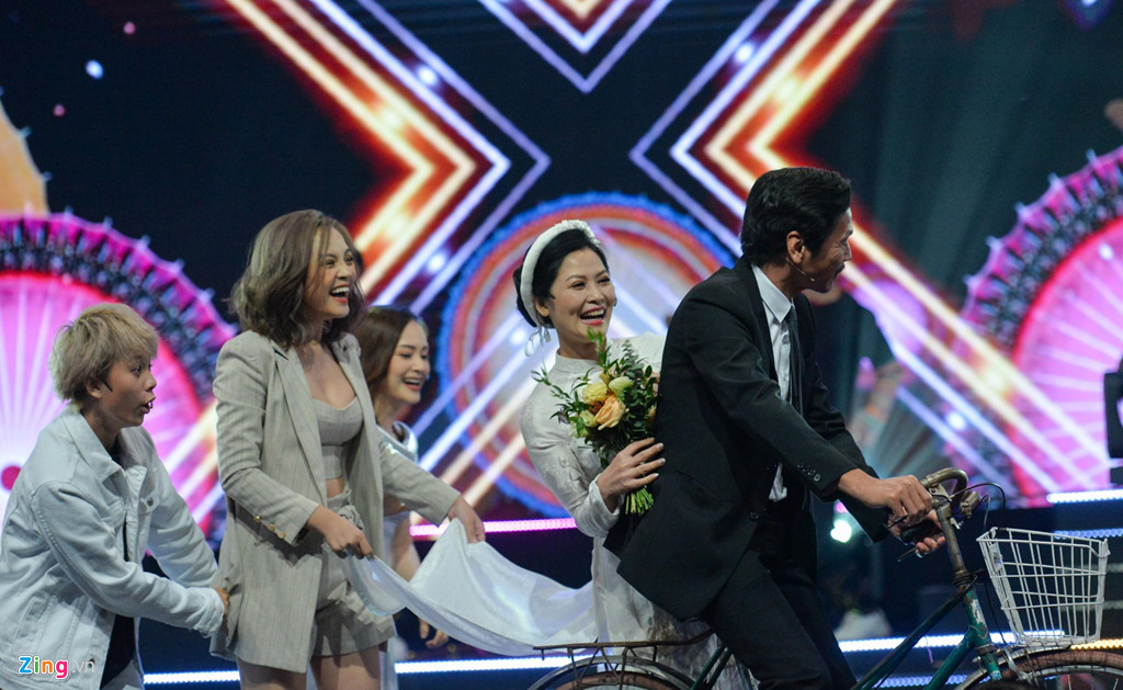 Trước khi nhận giải, NSND Trung Anh cùng các diễn viên của Về nhà đi con cùng nhau trình diễn và nhảy theo bài hát Để mị nói cho mà nghe của ca sĩ Hoàng Thùy Linh. Phần trình diễn đã gây chú ý và mang lại phút giây thư giãn cho khán giả.