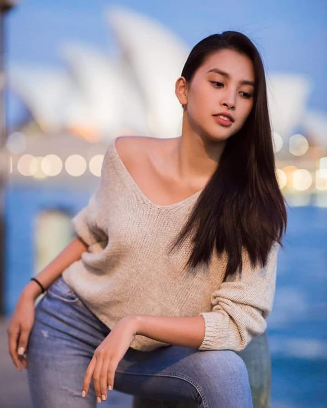 Cô thường mặc quần jeans, áo thun, những item hở vai khi xuống phố.